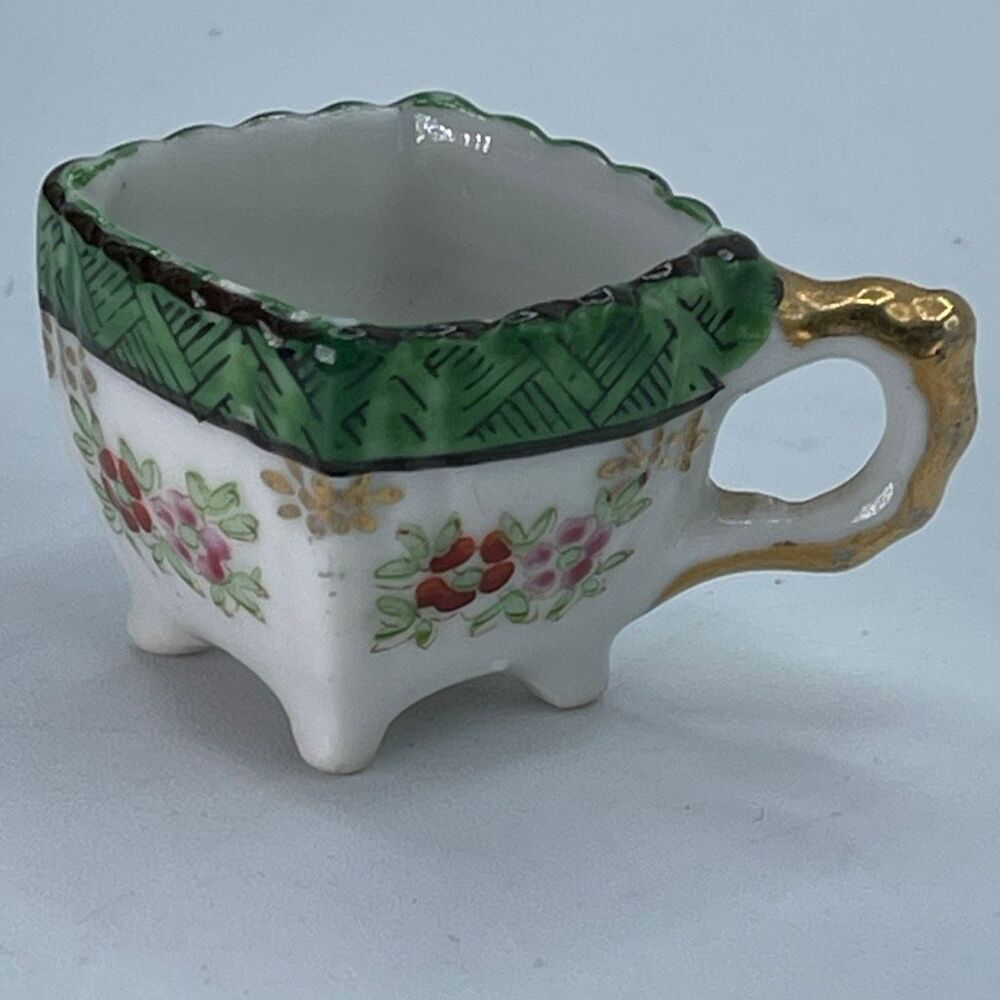 Miniature footed cup occupied Japan square footed